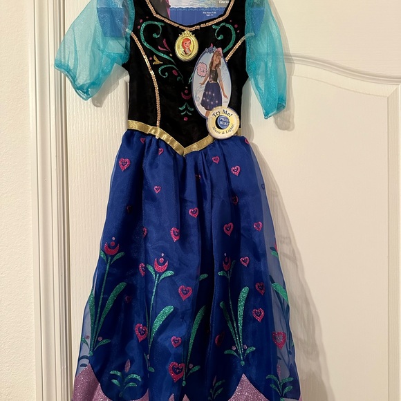 Girls size M 7/8 Ana light-up costume with sound - Picture 4 of 6